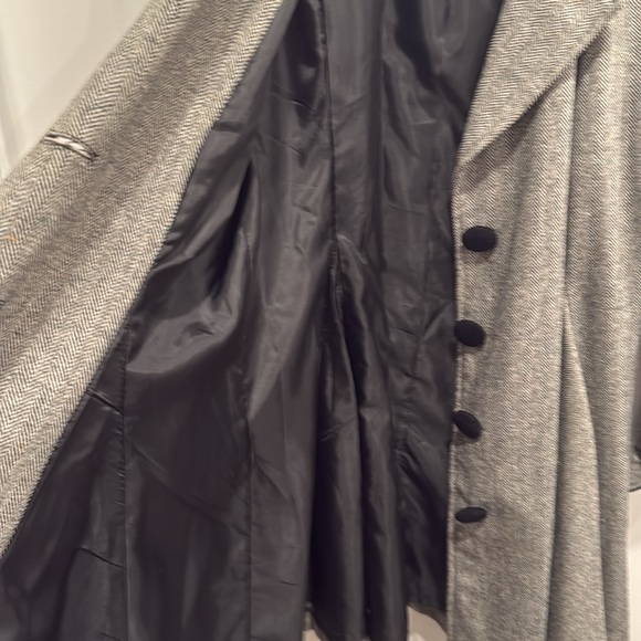 Beautiful coat with velvet collar and buttons. - Picture 6 of 7